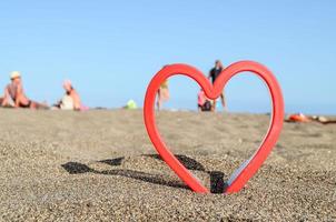 coração vermelho na praia foto