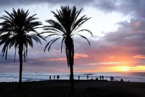 pôr do sol sobre o oceano foto