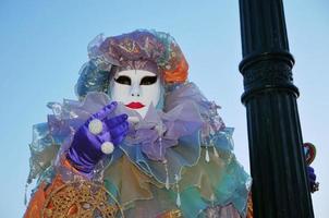 pessoas não identificadas usando máscaras de carnaval no carnaval de veneza em veneza, itália, por volta de fevereiro de 2022 foto