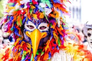 pessoa não identificada usando máscaras de carnaval no carnaval de veneza em veneza, itália, por volta de fevereiro de 2022 foto