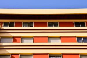 edifício vermelho e bege foto