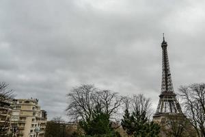 torre eiffel e céu nublado foto