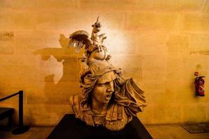 paris, frança, 2022 - escultura no museu foto