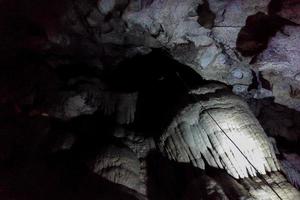 vista interior da caverna foto