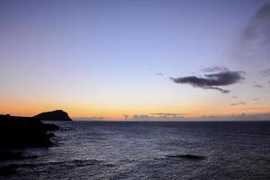 pôr do sol sobre o oceano nas ilhas canárias foto