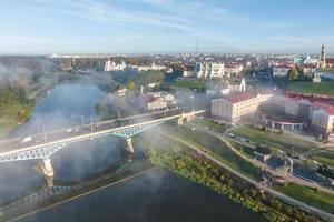 manhã nublada mais cedo e vista panorâmica aérea no castelo medieval e passeio com vista para a cidade velha e edifícios históricos perto do rio largo foto