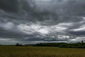 panorama do fundo do céu negro com nuvens de tempestade. frente de trovão foto