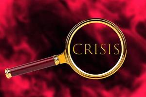 crise, crise à frente. lupa dourada com texto de crise em fundo desfocado preto vermelho. foto