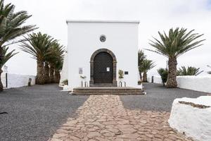 lanzarote, espanha - 2018-vista da entrada principal da pequena igreja da ermita de las nieves durante um dia nublado foto