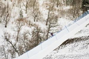 bakuriani, georgia - 5 de março - competição mundial de esqui freestyle fis. esquiador desce ladeira em competição de esqui foto