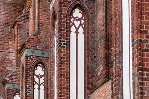 elementos arquitetônicos, abóbadas e janelas da catedral gótica. paredes de tijolos vermelhos. Kaliningrado, Rússia. ilha immanuel kant. foto