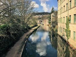 uma vista do rio calder na ponte de hebden foto