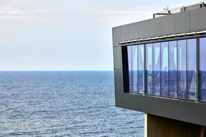 deck de observação com elevador para passeio marítimo, plataforma de observação para turismo, fundo do mar foto