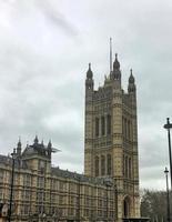 uma vista das casas do parlamento em londres foto