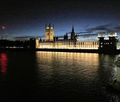 as casas do parlamento à noite foto