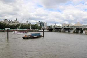 uma vista do rio Tamisa em londres foto