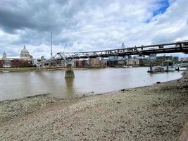 uma vista do rio Tamisa em londres foto