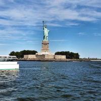 uma vista da estátua da liberdade em nova york foto