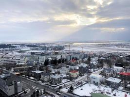 uma vista de reykjavik no inverno foto