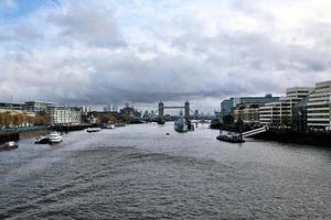 uma vista do rio Tamisa em londres foto