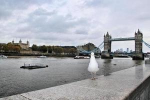 uma vista da ponte da torre em londres foto