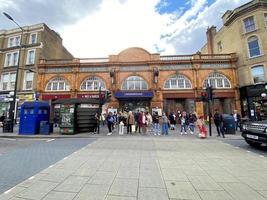 Londres no Reino Unido em 2022. Uma visão dos Tardis do lado de fora da estação de Earls Court em Londres foto