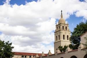 torre de igreja de estilo espanhol antigo foto