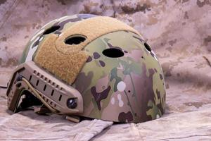 capacete militar em uniforme de camuflagem foto