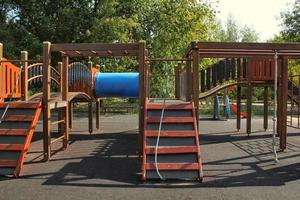 equipamentos de playground ao ar livre para crianças de segurança ecológica moderna de madeira em parque público. teatro de construção de arquitetura de natureza na cidade. descanso de crianças e conceito de infância. ideia para jogos no ar. foto