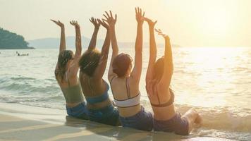 um grupo de adolescentes corre e brinca na praia nas férias de verão e sorri e aproveita as férias. foto