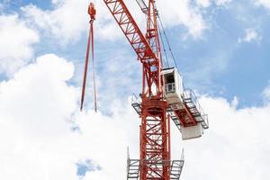 guindaste de construção de torre com fundo de céu azul foto