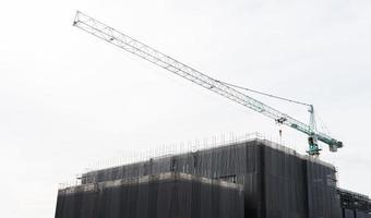 guindaste de construção de torre no canteiro de obras foto