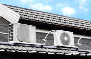 compressor de ar no edifício do telhado foto