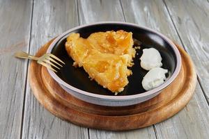 pedaço de torta assada com damascos e creme fresco foto