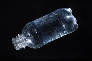 garrafa de plástico em fundo preto foto