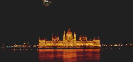 o edifício do parlamento húngaro em budapeste, hungria foto