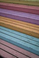 degraus de madeira coloridos foto