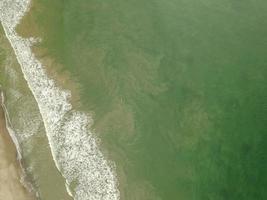 fotografia aérea das ondas do mar foto