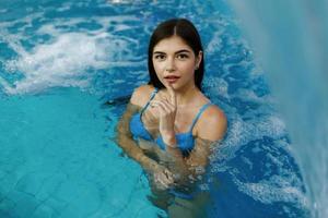 garota em uma piscina foto