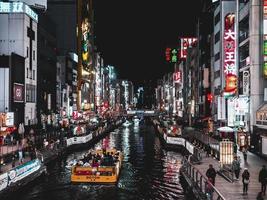 Osaka, japão, turistas de 2018 lotam o distrito comercial nos canais de osaka foto