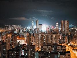 edifícios iluminados da cidade durante a noite foto