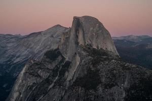 meia cúpula do vale de Yosemite durante o pôr do sol foto