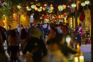 Hoi an, Vietnam, 2016 - pessoas andando nas ruas à noite foto