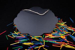 quadro de avisos em forma de bolha do discurso preto em varas coloridas foto