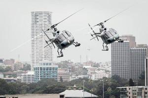 sydney, austrália, 2020 - dois helicópteros voando na cidade foto