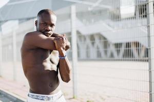 homem se alongando durante um treino foto