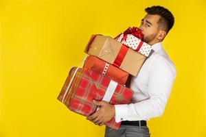 homem segurando presentes de natal foto