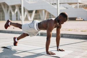 homem negro fazendo exercícios lá fora foto