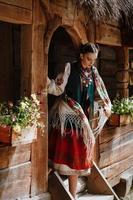 jovem sai de casa com um vestido tradicional ucraniano foto