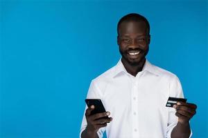 homem sorridente usando cartão de crédito foto